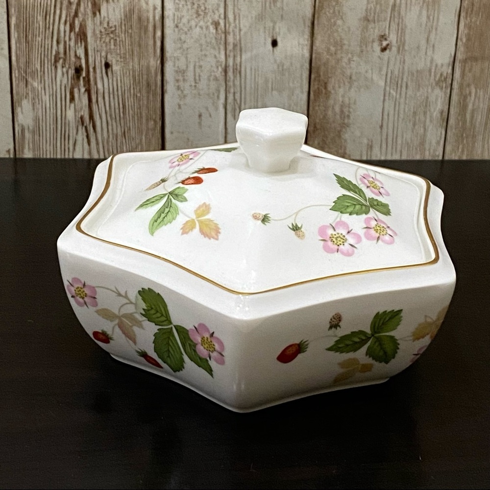 Vintage WEDGWOOD Wild Strawberry Trinket Box